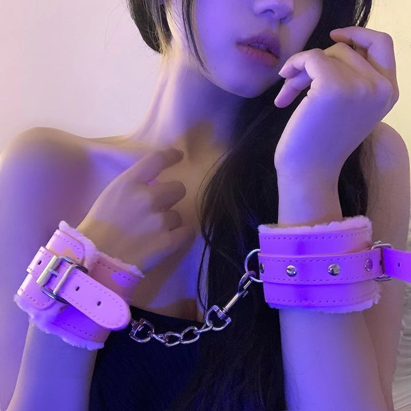 小道具皮革手铐道具加重手扣毛绒手拷粉色女情侣拍照剧本杀游戏
