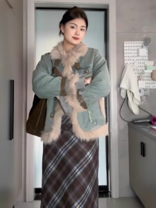 今年流行的漂亮外套大码胖妹妹牛仔毛毛棉衣女高级感拼接复古棉服