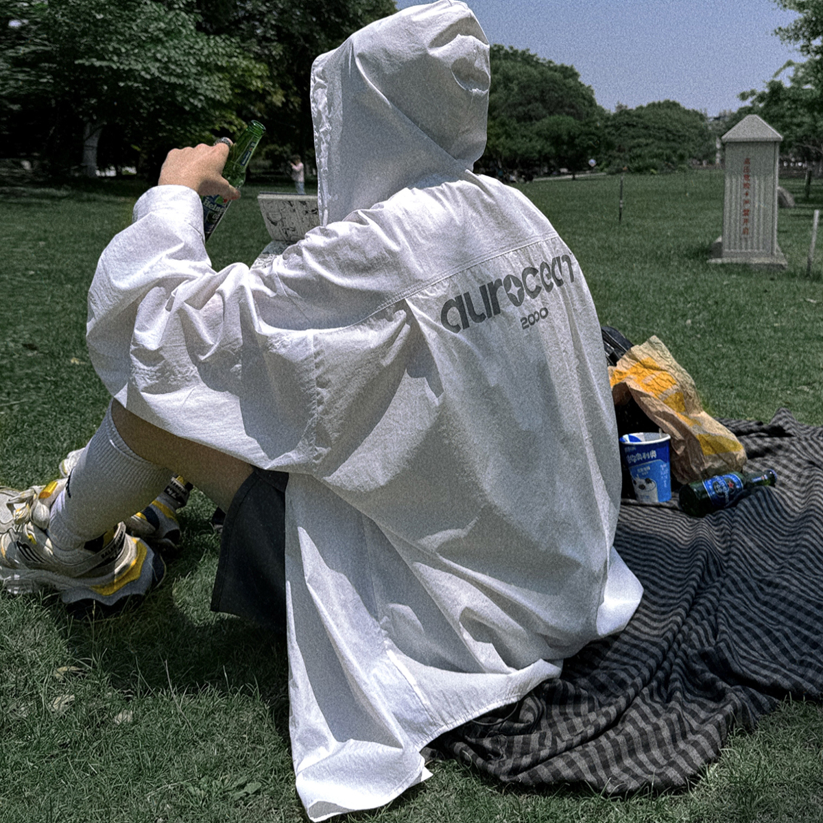Aurocean 防晒指数100+白色连帽衬衫 反光印花轻盈挺括 防晒衣