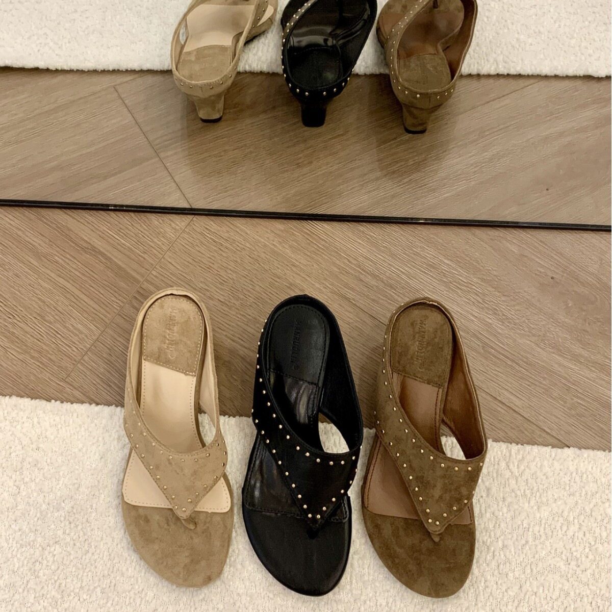 日本时尚夹脚风坡跟凉拖欧美风百搭夹脚人字拖显瘦夏季铆钉高跟女