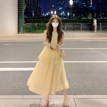 法式新款黄色无袖连衣裙收腰显瘦海边度假风背心沙滩蛋糕裙子女夏