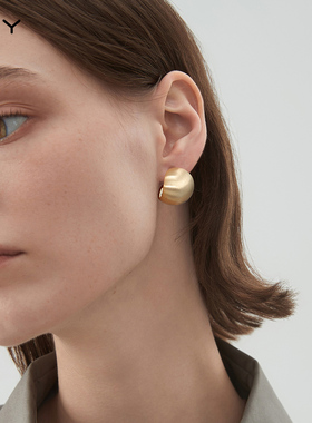 TFY金属冷淡风弧形豆豆耳钉女2026新款爆款金色拉丝磨砂圆球耳环