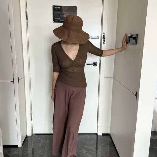 SECRET DINDI 淡妆浓抹 针织交错感v领咖色上衣女秋五分袖套头衫
