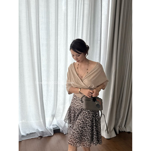26060907奶芙 糯感v领羊毛上衣 均