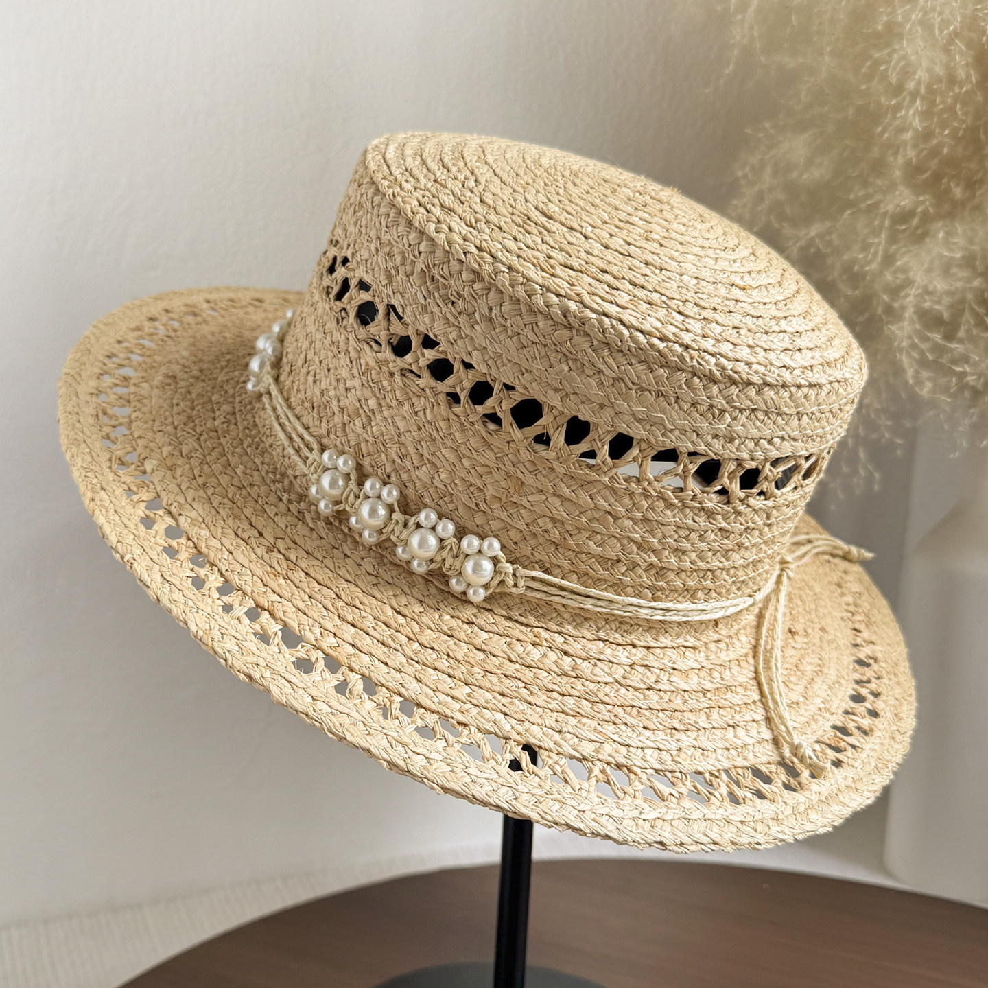 法式珍珠装饰拉菲草帽女夏季镂空平顶防晒遮阳度假编织礼帽2026夏