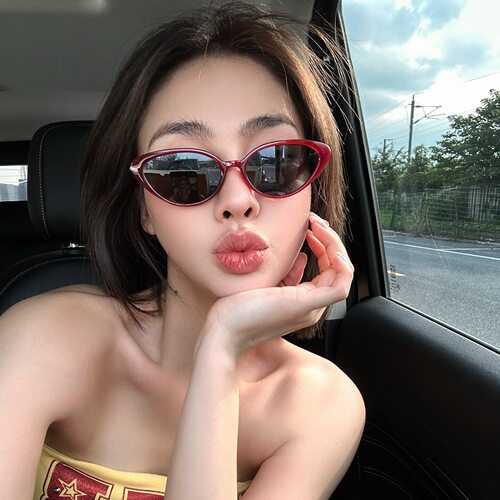 辣妹风红色猫眼墨镜女2026新款窄框显脸小防紫外线网红拍照太阳镜