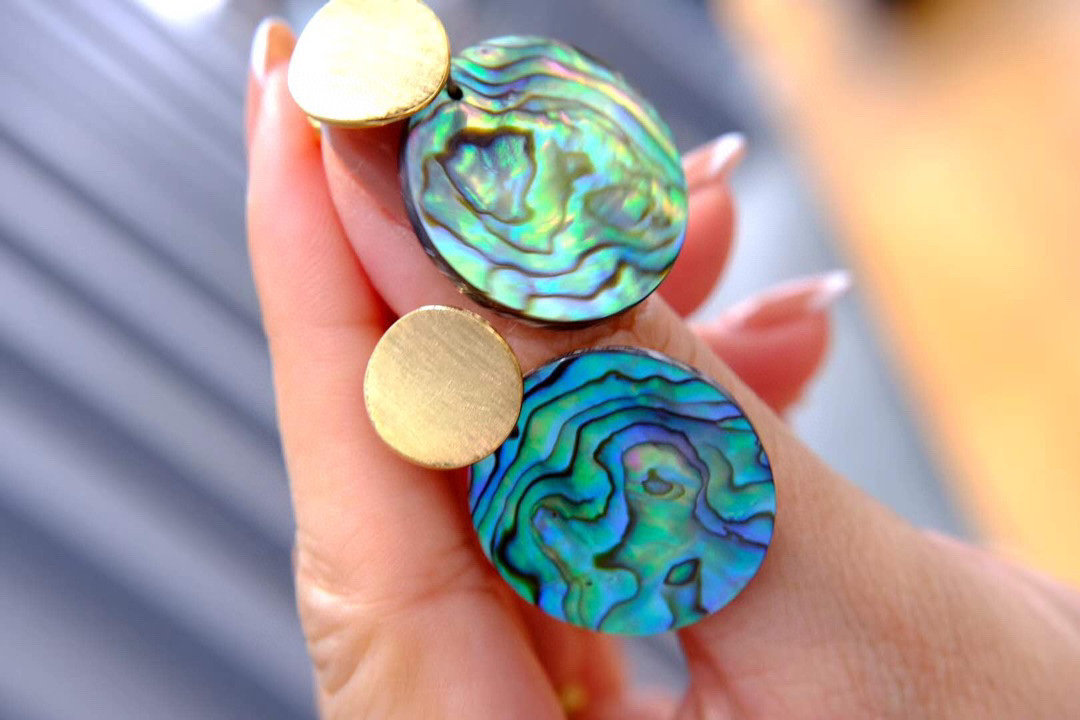 太太的珠宝鲍鱼贝耳钉和炫目的光彩肆意流动的线条银镀金拉丝银工