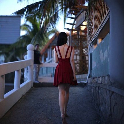风花月 度假系列-勃艮第红露背连衣裙