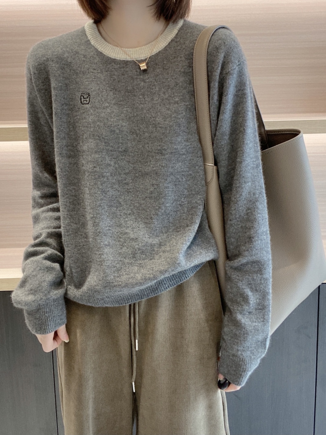 加厚保暖长袖打底衫秋季通勤显瘦减龄宽松遮肚圆领套头羊绒针织