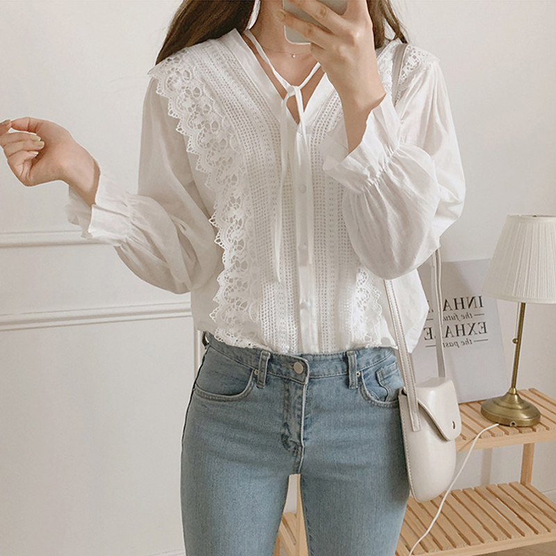 KOREAN WHITE SHIRT WOMENS VERSION LOOSE AND VERSATILE DESIGN SENSE NICHE LACE V-NECK FRENCH SHORT SLEEVE TOP