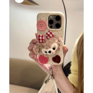 卡通秋冬毛绒达菲熊纽扣适用苹果16promax少女心新款14pro手机壳iPhone15promax个性创意17全包带皮绳12软壳