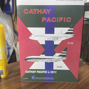 出Cathay Pacific的合金飞机模型，主色调为红白绿三色相间，型