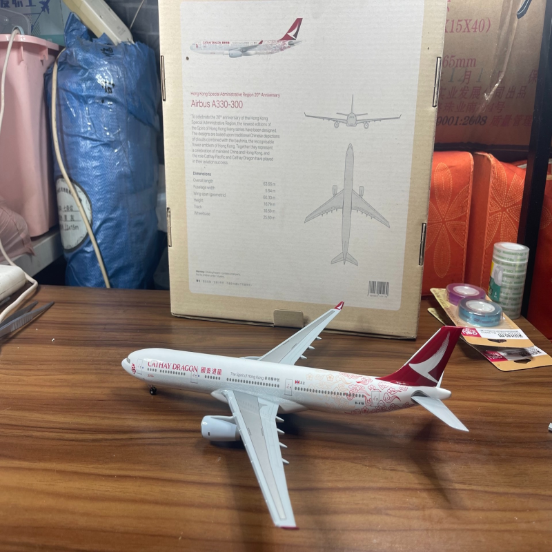 出国泰港龙航空的A330-300模型，主体颜色为白色搭配红色和金色