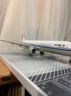 JC 1/200 国航777-300er，背部有一处红色警示标志少了一个角，