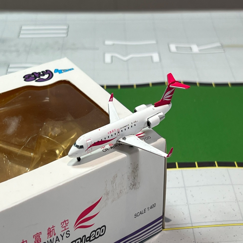 1:400 中富航空 CRJ-200 目测无明显瑕疵 不议价 盒子比较破