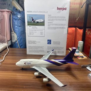 出一款泰国航空的波音747-400飞机模型，由herpa迷你模型公司制