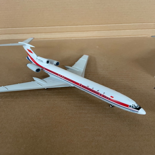 TU-154M 客机模型，1/200比例，合金材质，机身编号B-4028，红白