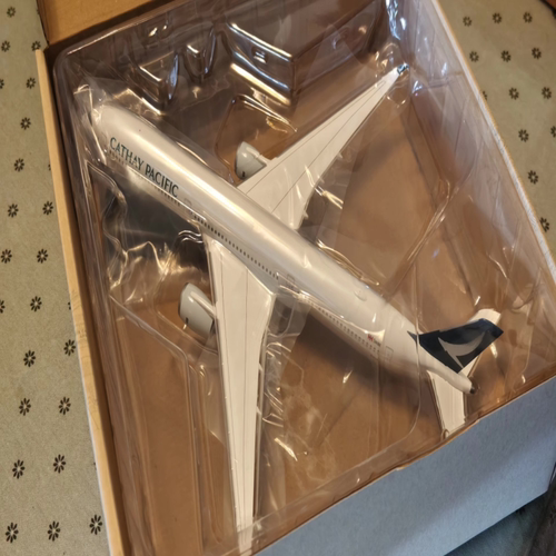 未拆封国泰A350-1000飞机模型，1:200比例，收藏送人都很合适。
