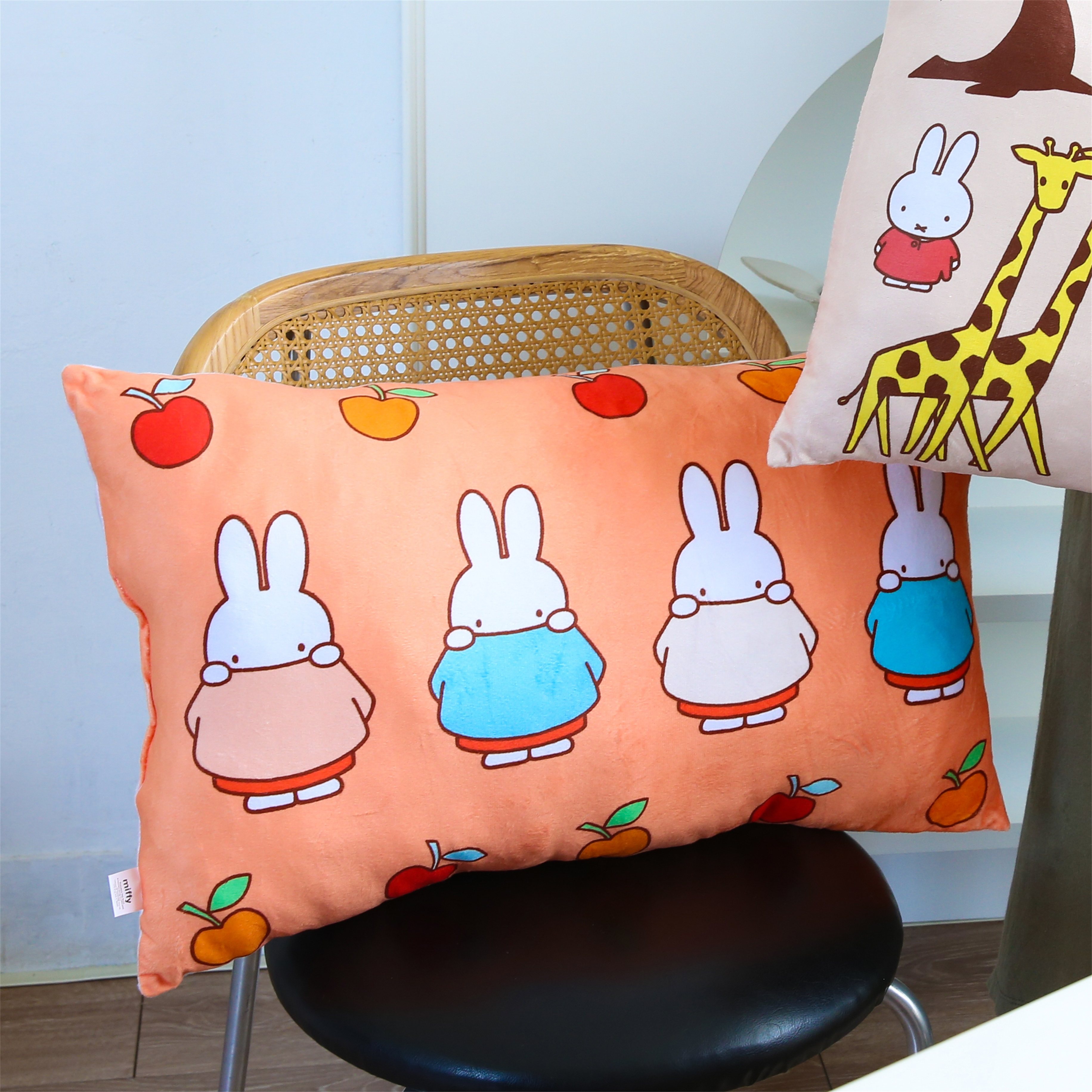 台湾限定可爱兔兔卡通柔软长方形大抱枕沙发靠枕床头靠垫枕头软装