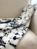 shop are 黑白花吊带裙