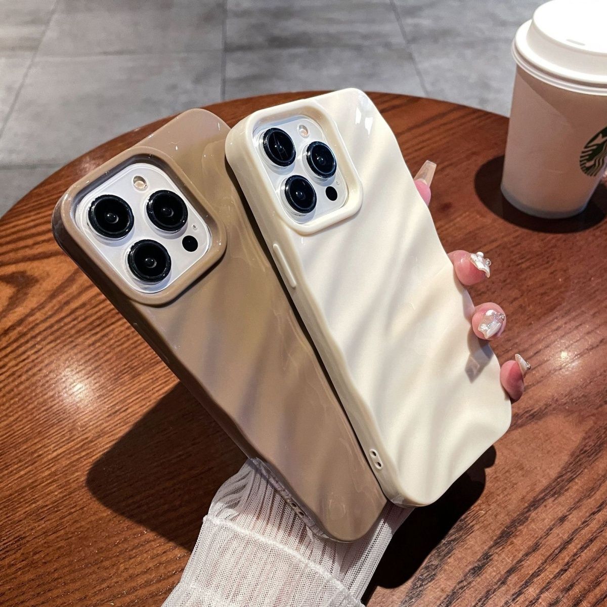 网红简约纯色褶皱苹果16手机壳