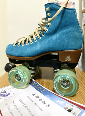 美国现货Moxi Roller Skates 女子轮滑鞋双排轮溜冰鞋绒面革复古