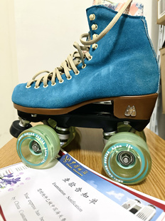 绒面革复古 Skates 双排轮溜冰鞋 女子轮滑鞋 美国现货Moxi Roller