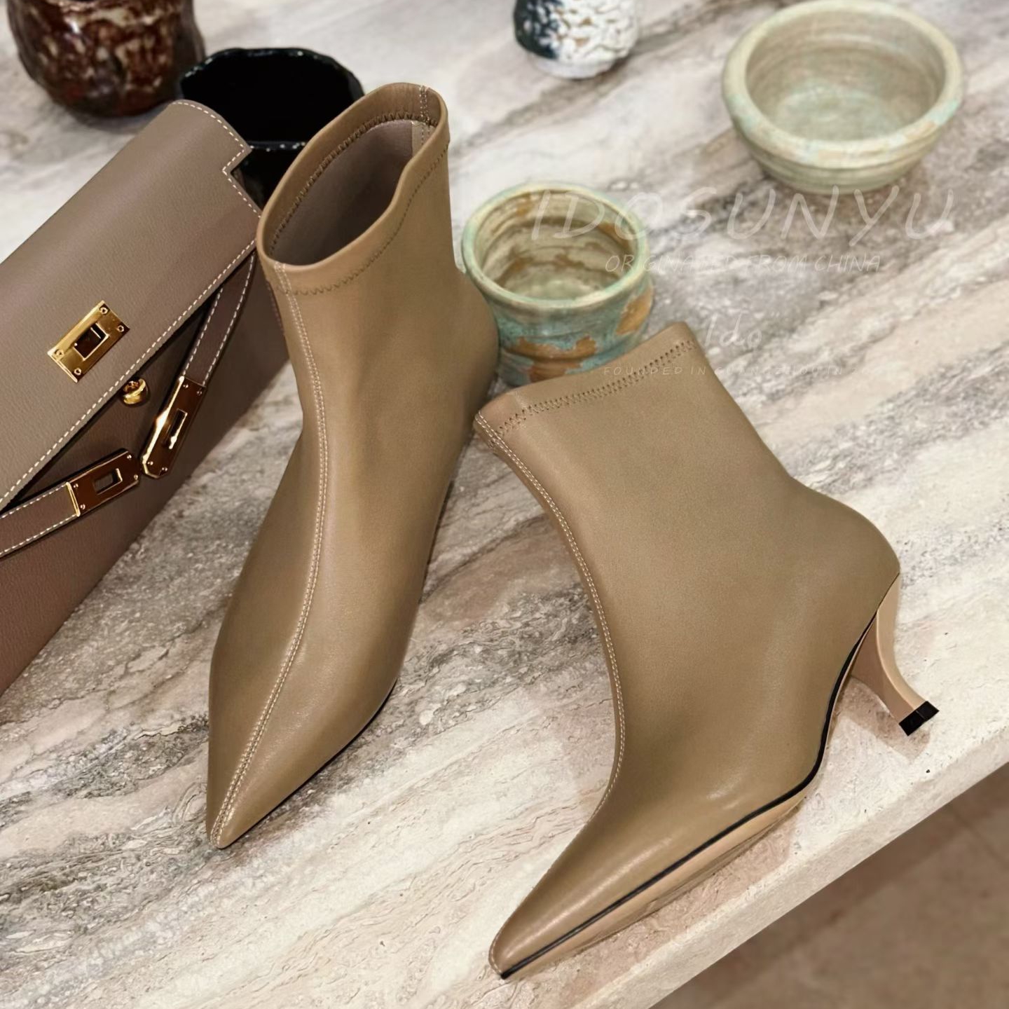 羊皮尖头套筒粗跟气质时装短靴