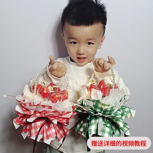 手提小花篮草莓苹果花束圣诞节