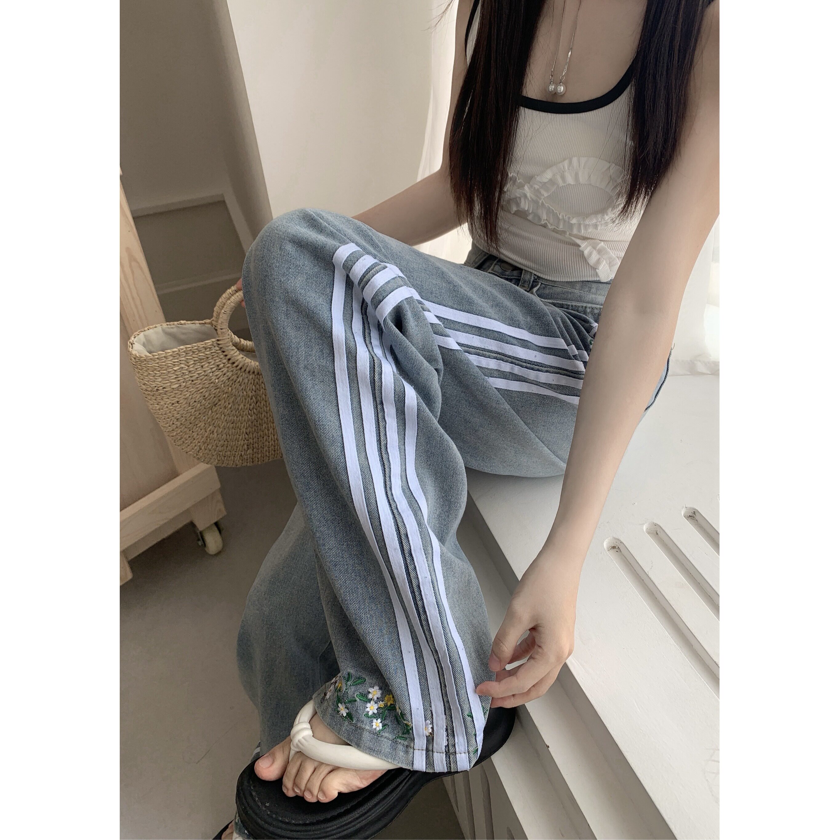 2111-P62侧边条纹花朵绣花牛仔裤春季新款美式潮牌洗水长裤，男装牛仔裤，电商A306A