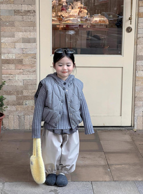 女童冬灰色夹棉绗缝宽松面包棉马甲+灰色连帽毛衣+格子屁帘加绒裤