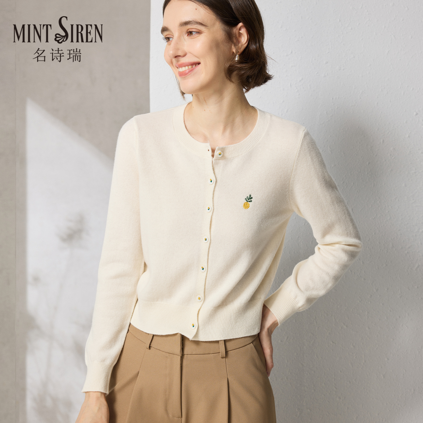 圆领纯羊毛米白色短款针织开衫女