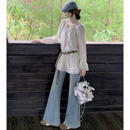 浅蓝色不贴腿微喇牛仔裤2026夏款