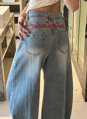 浅蓝色阔腿弯刀牛仔裤女2026春季新款刺绣美式低腰显瘦宽松直筒裤