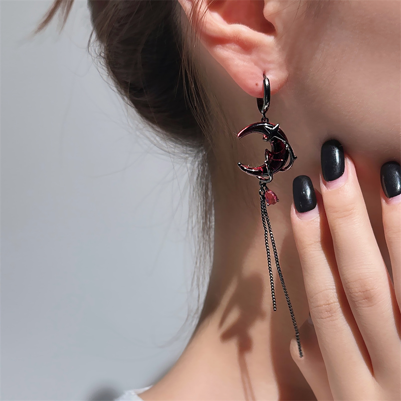 甜酷风红色锆石月牙耳环耳饰女