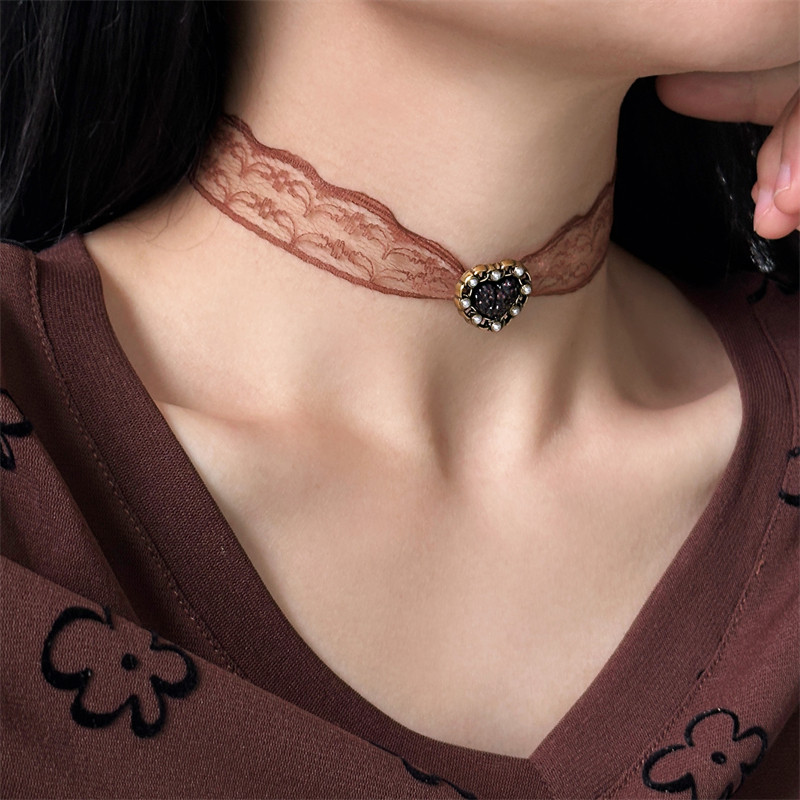 纯欲风咖色蕾丝爱心choker项链