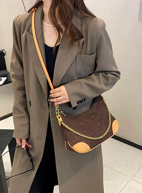 自主品牌Valen Fanny华伦·梵妮压花磨砂皮6837腋下斜挎牛角包