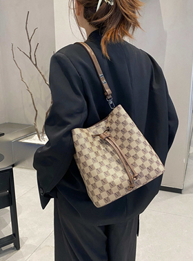 自主品牌Valen Fanny华伦·梵妮棋盘格系列抽绳水桶包V-VF8668