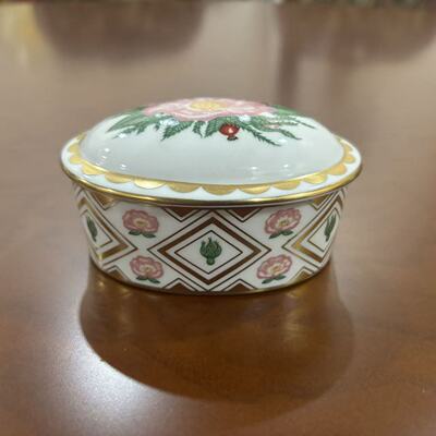 Royal Crown Derby 皇家皇冠德比 1991年野玫瑰描金首饰盒 瓷摆件