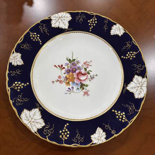 Royal Crown Derby 皇冠德比 1978年葡萄藤蔓 描金钴蓝花卉收藏盘
