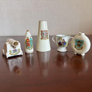 Swan China 天鹅瓷厂英国贵族手绘盾徽瓷器微型模型 纹章瓷小摆件