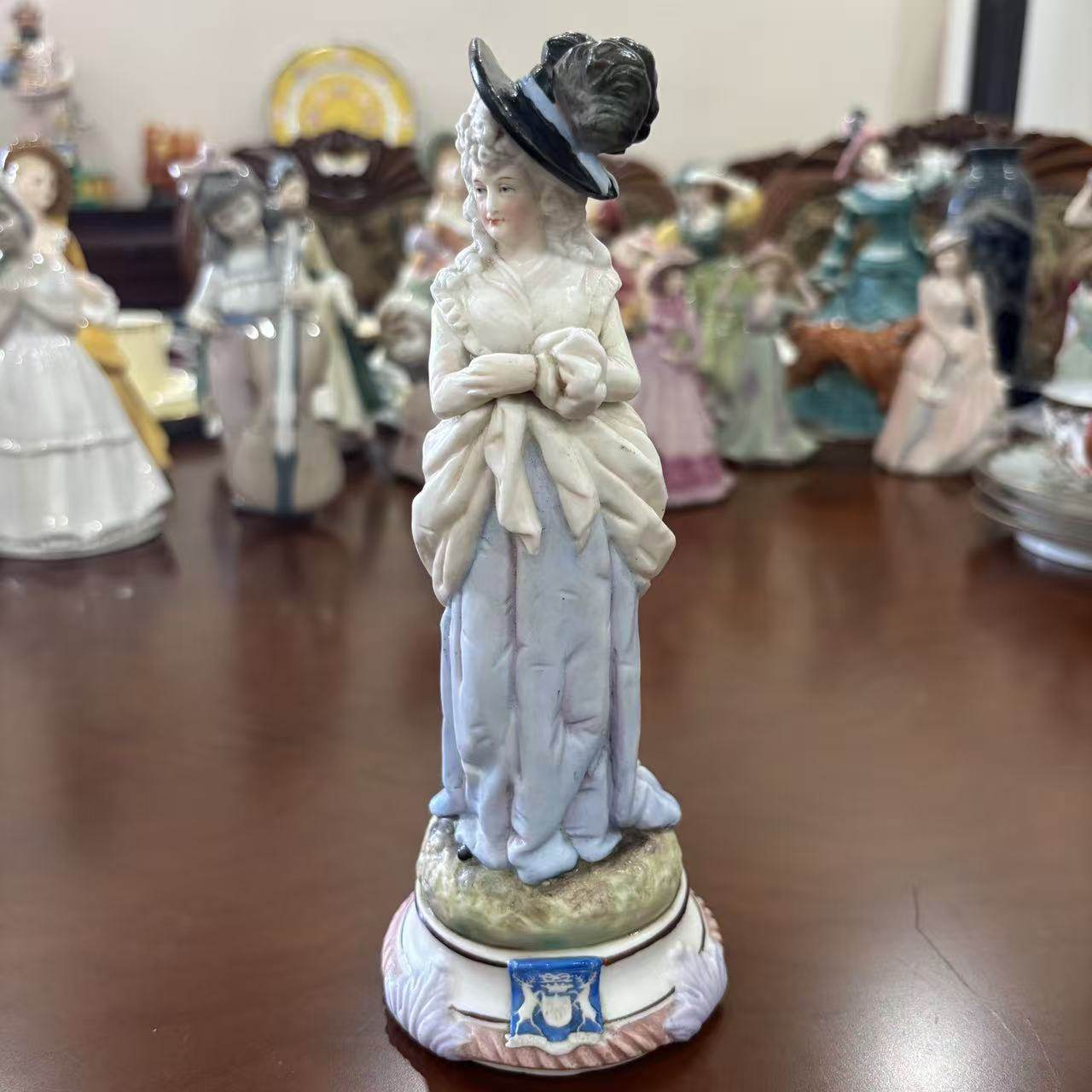 欧洲中古瓷器收藏 Vintage 西洋手绘人物瓷偶 徽章装饰贵妇瓷摆件