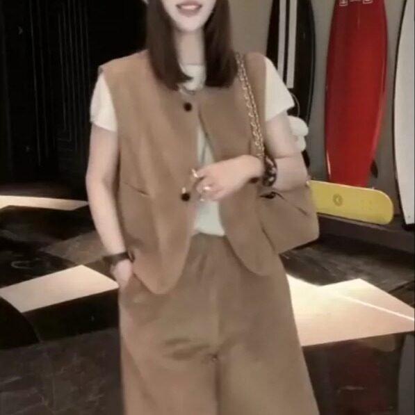 驼色女真皮短款修身拉链马甲