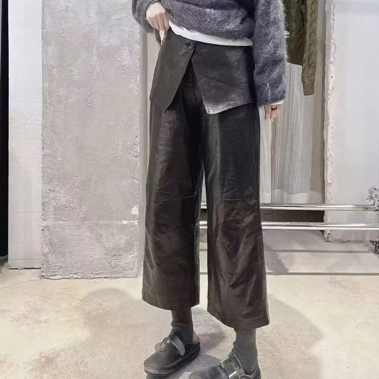 摩登慵懒高腰显瘦阔腿皮裤女