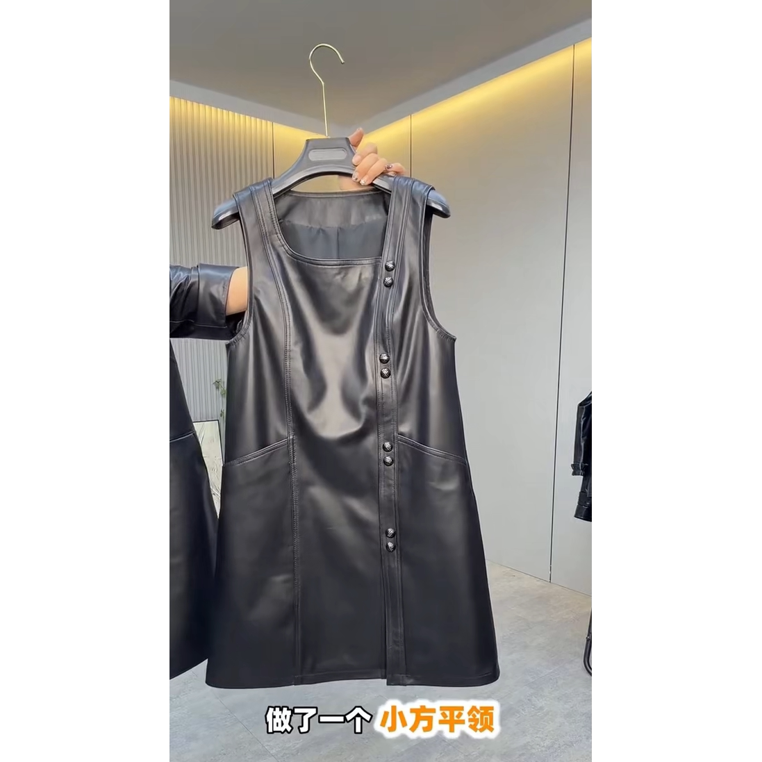 2026春季新款真皮背心式连衣裙女黑色中长款修身气质方领背带皮裙