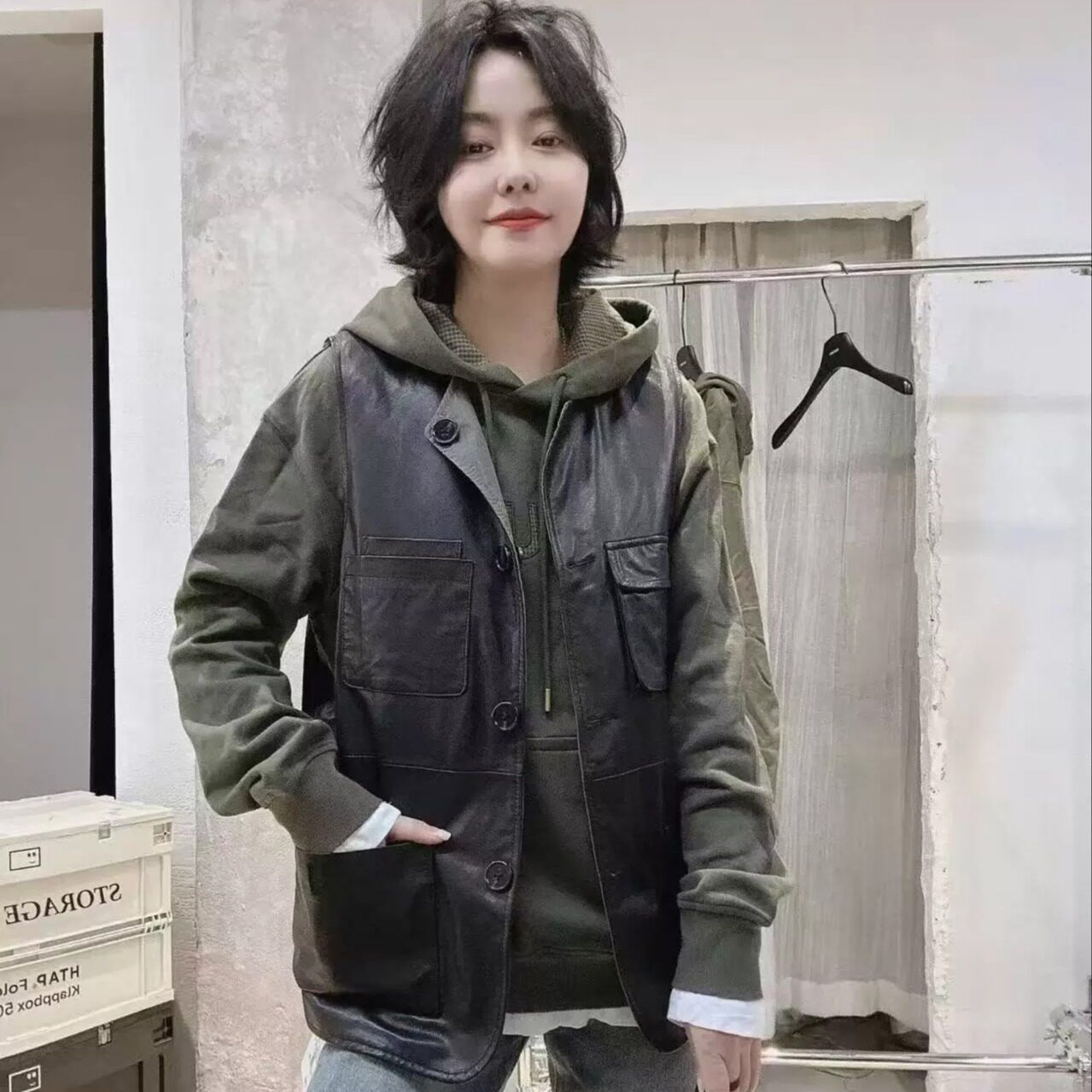 真皮女短款连帽两面穿显瘦马甲