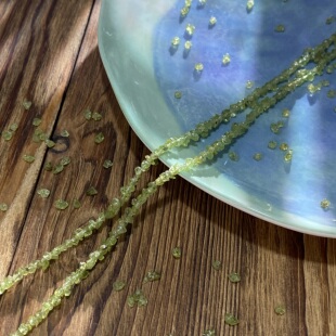 天然橄榄石无优化有孔碎石3mm原石手工diy串珠手链项链材料S02