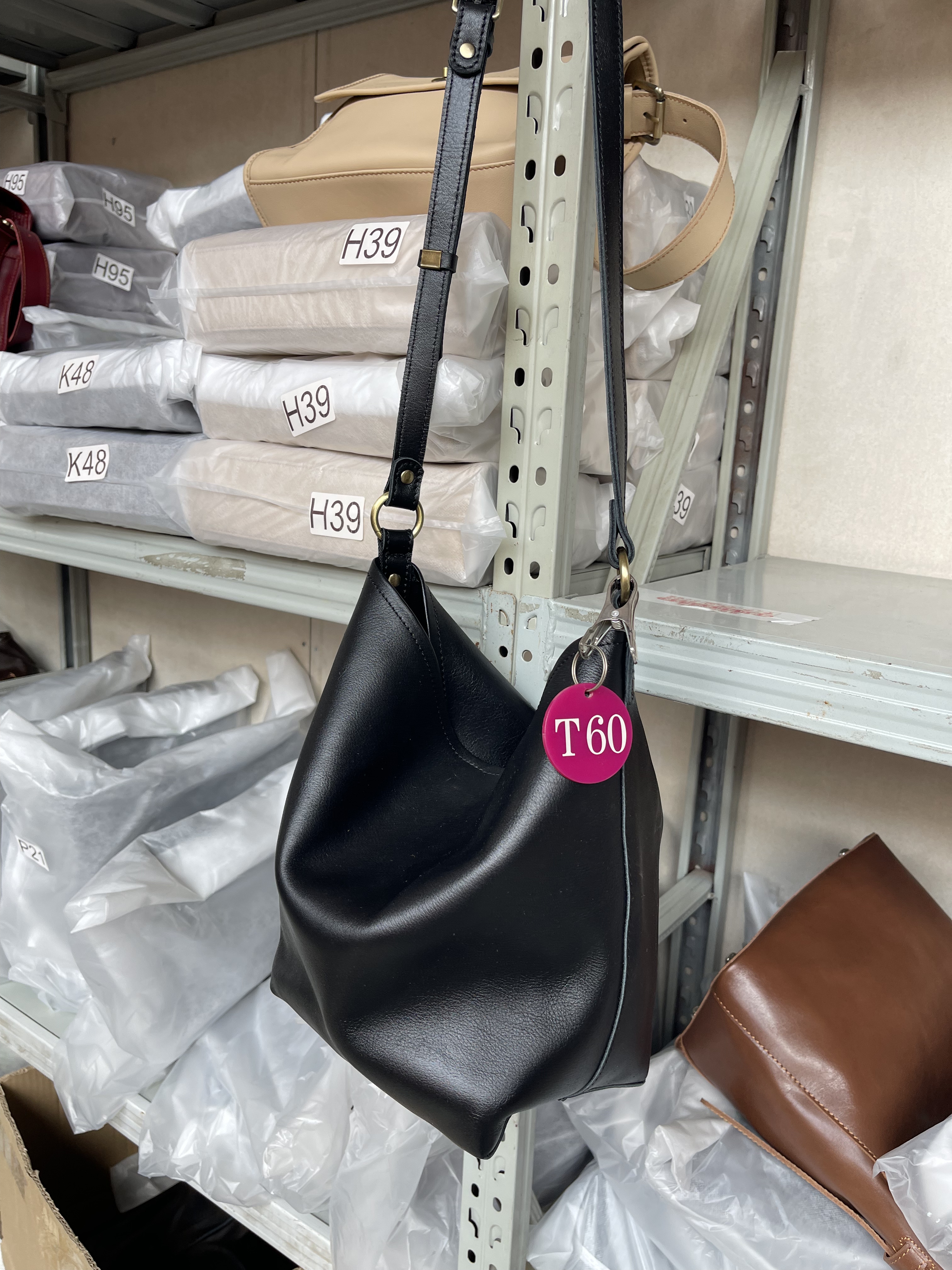 厚皮清仓 中号 the row 水桶斜跨包 T60图片