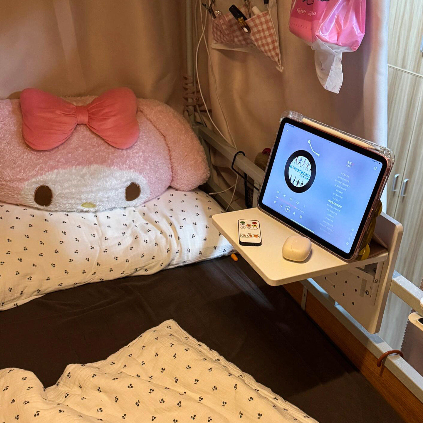 宿舍床上侧边悬挂式桌子图片
