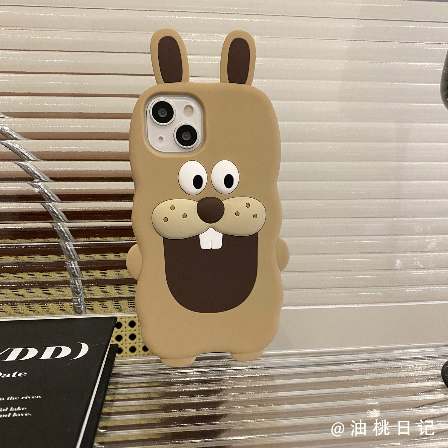 油桃日记龅牙兔子硅胶适用iPhone14pro Max苹果13手机壳12防摔11